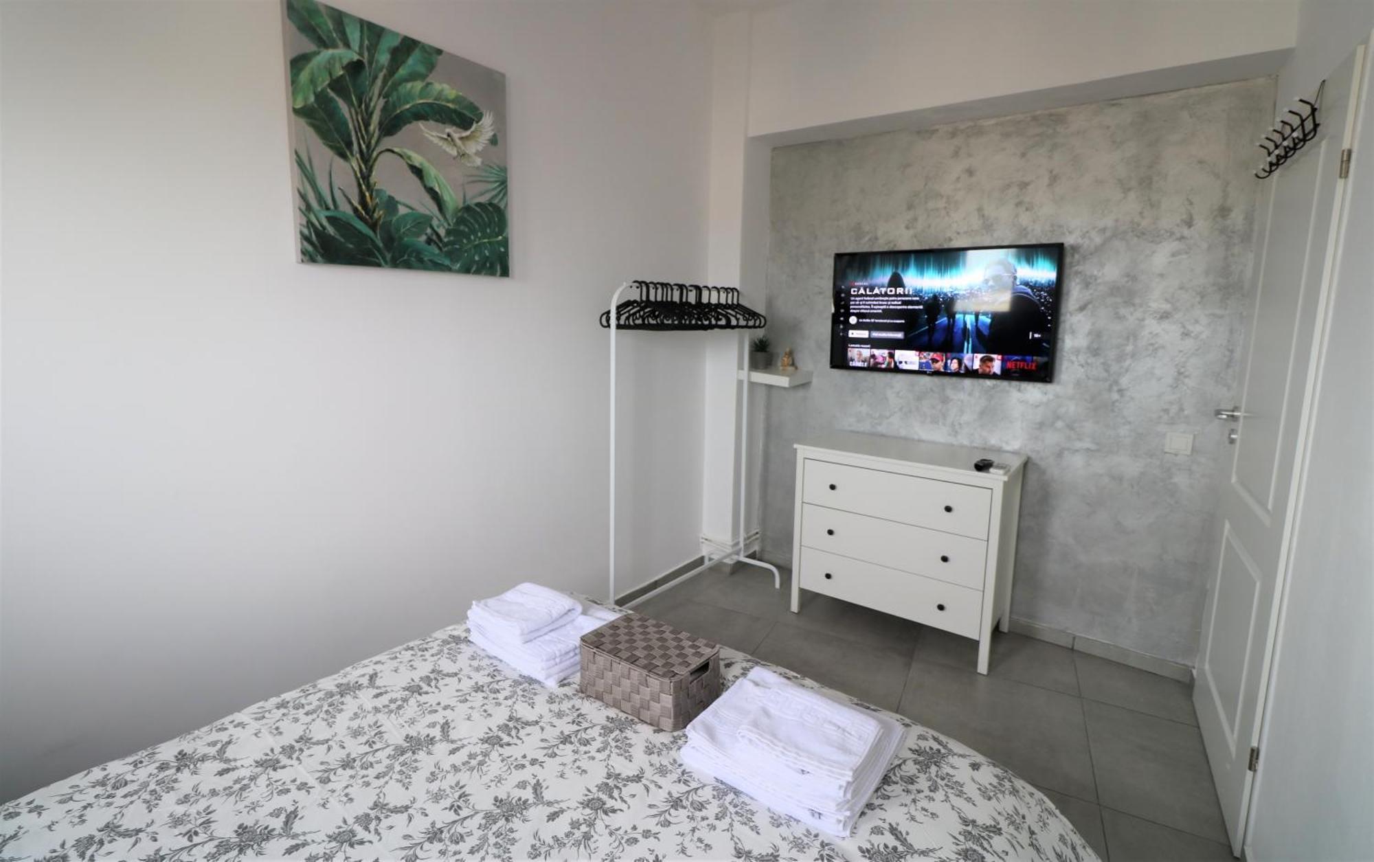 Serenity Heights Apartment: A Panoramic Haven Near Old Town - Free Minibar Βουκουρέστι Εξωτερικό φωτογραφία